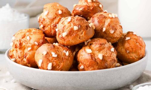 De délicieuses chouquettes légères et dorées, saupoudrées de perles de sucre croustillantes. Moelleuses à l’intérieur et fondantes en bouche, elles accompagnent parfaitement un café, un goûter ou une pause sucrée à tout moment de la journée.
